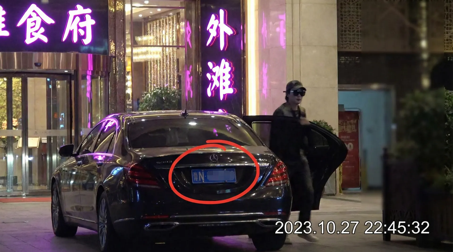 捷克金钱搭讪 - 豪车餐厅外偷拍